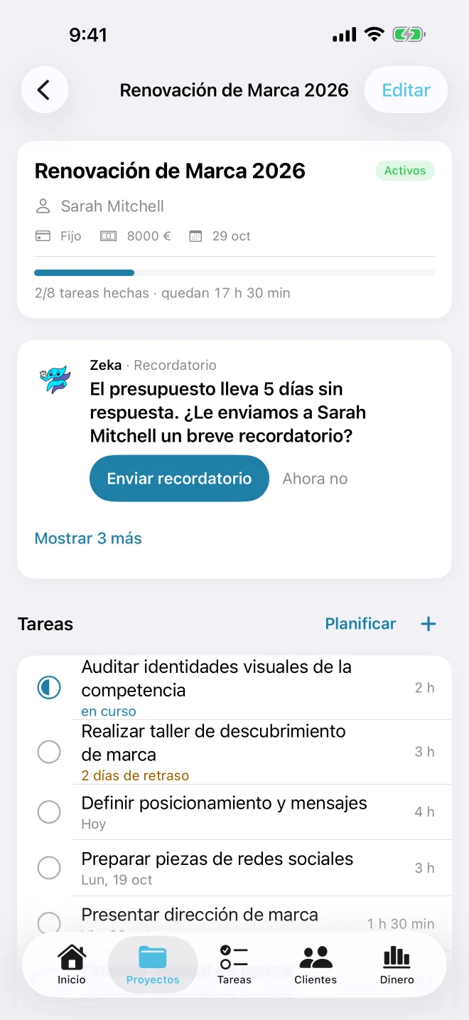 Pantalla de detalle del proyecto con presupuesto, fecha de entrega, barra de progreso, un recordatorio de Zeka para dar seguimiento a un presupuesto y la lista de tareas