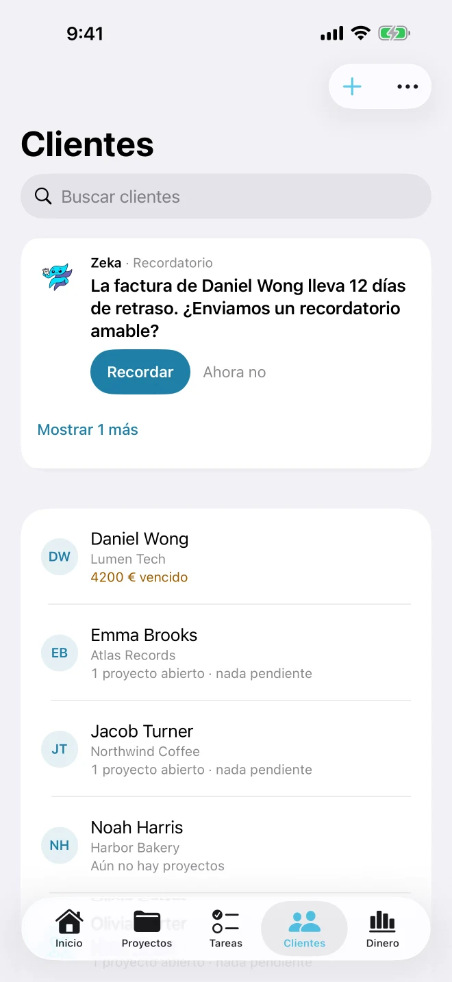 Lista de clientes con el saldo pendiente de cada uno y un recordatorio de Zeka sobre una factura atrasada