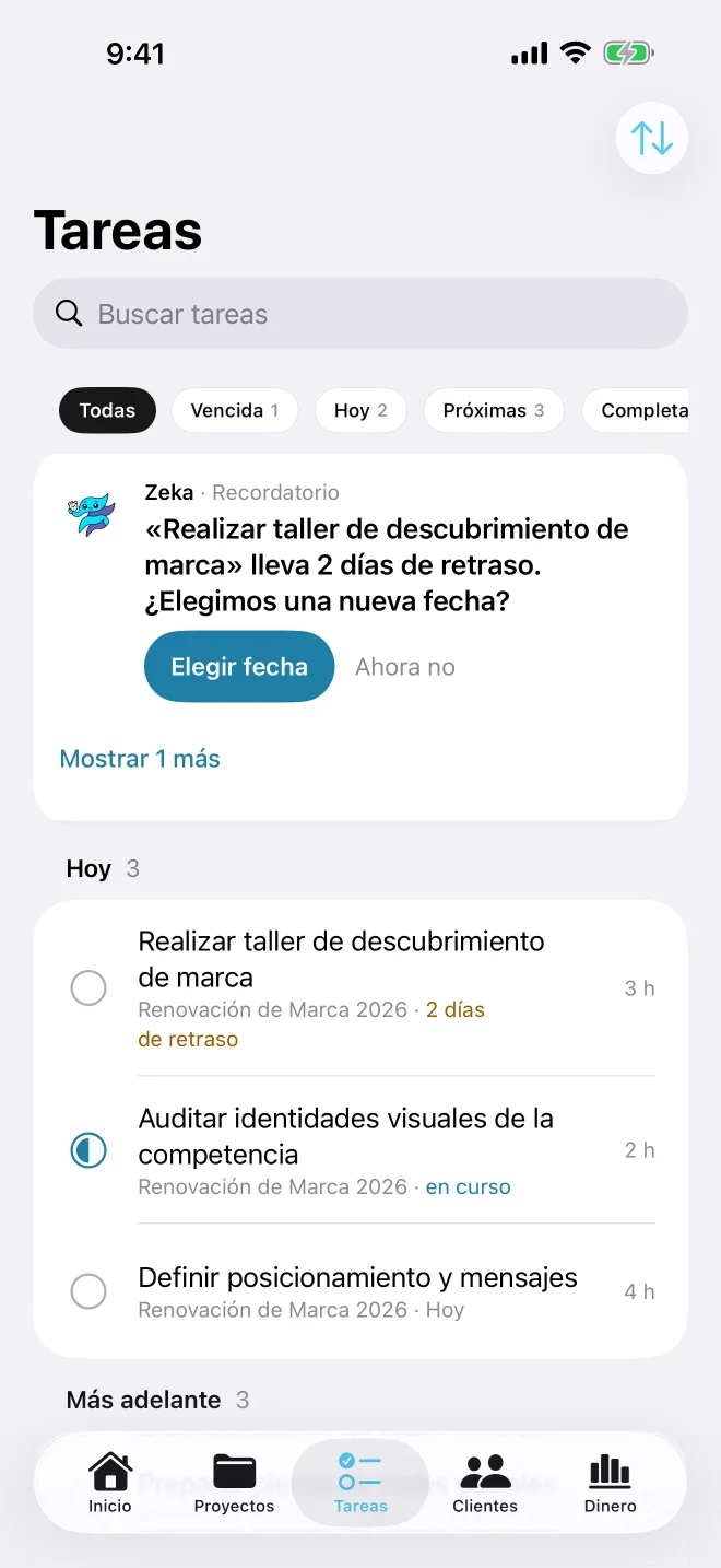 Pantalla de tareas agrupadas en Hoy y Más tarde, con filtros Atrasadas y Próximas y un recordatorio de Zeka para elegir una nueva fecha