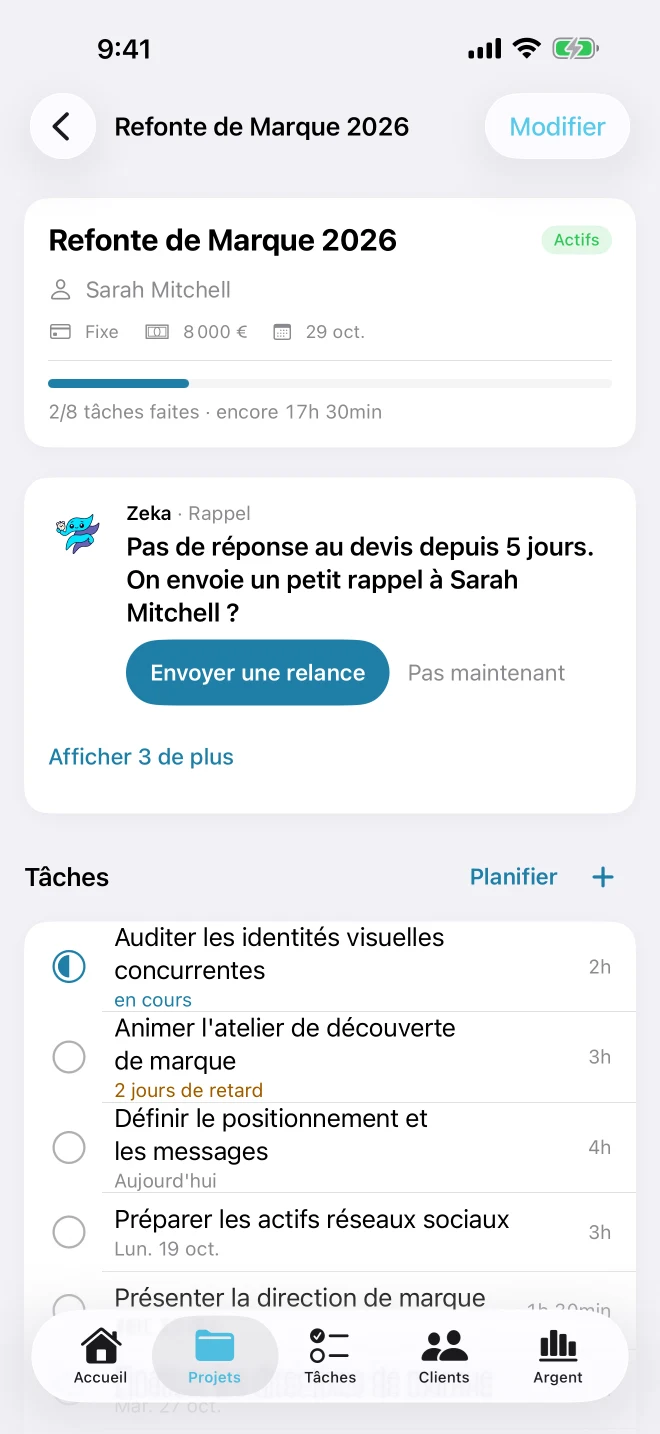 Écran de détail du projet avec budget, échéance, barre de progression, un rappel de Zeka pour relancer un devis et la liste des tâches