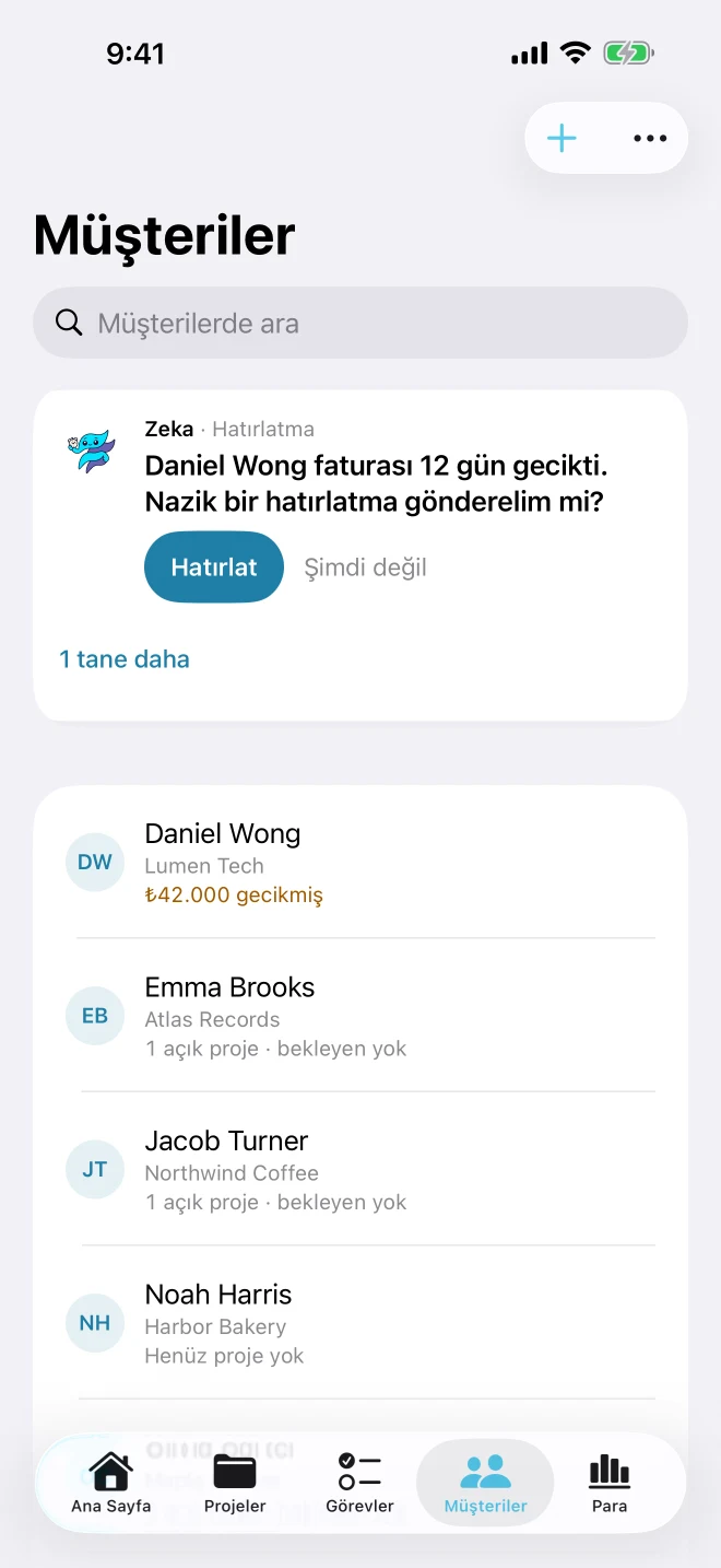 Her müşterinin bekleyen bakiyesini gösteren müşteri listesi ve geciken bir fatura için Zeka hatırlatması